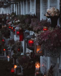 Servicii 12 Servicii funerare București – lumânări și flori la mormânt